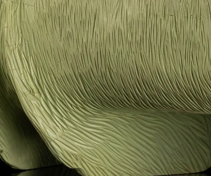 Corpo Livre — macro da textura verde entalhada em estrias paralelas