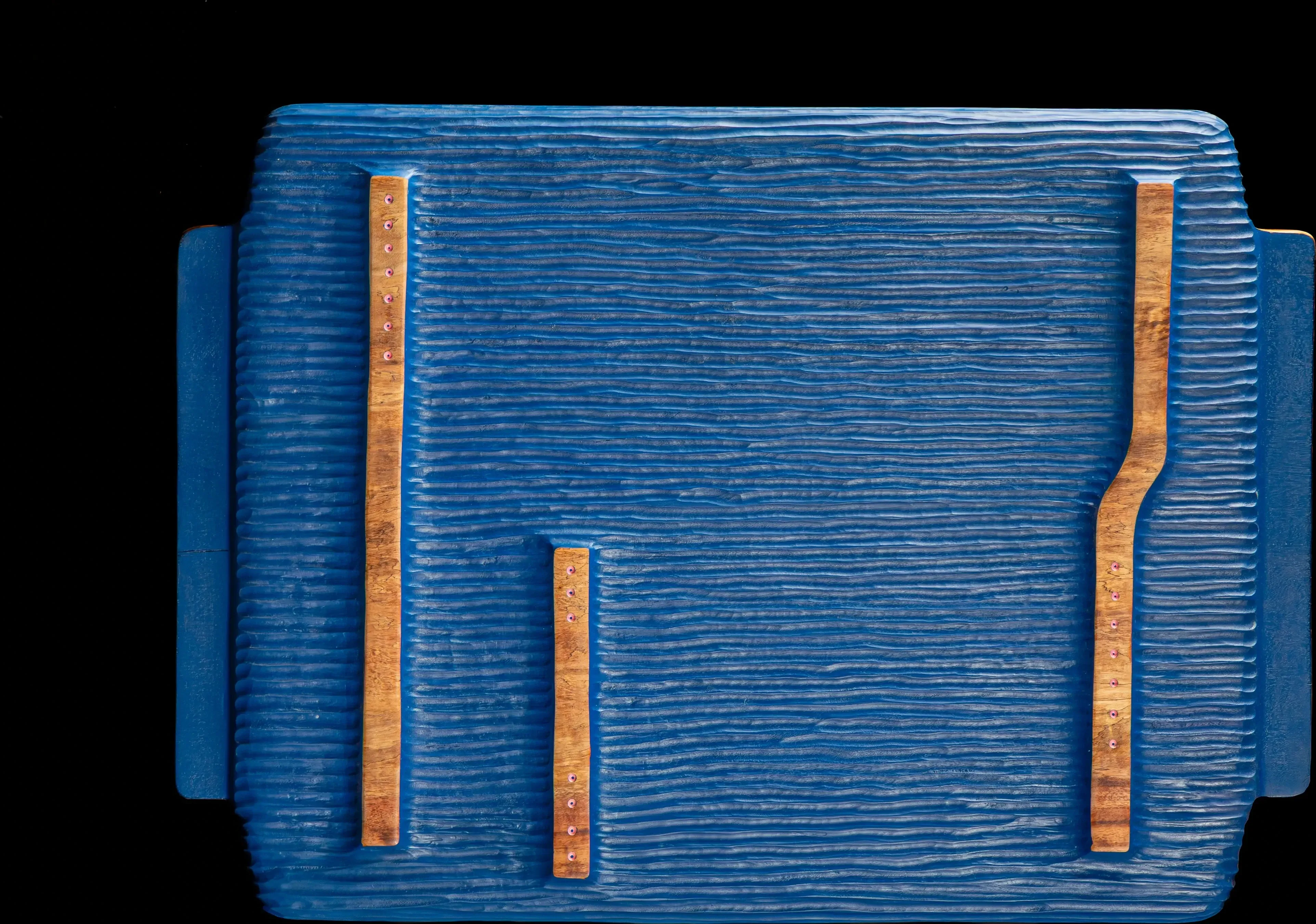 Movimento Azul — a face pintada em azul profundo, com as gravatas de madeira