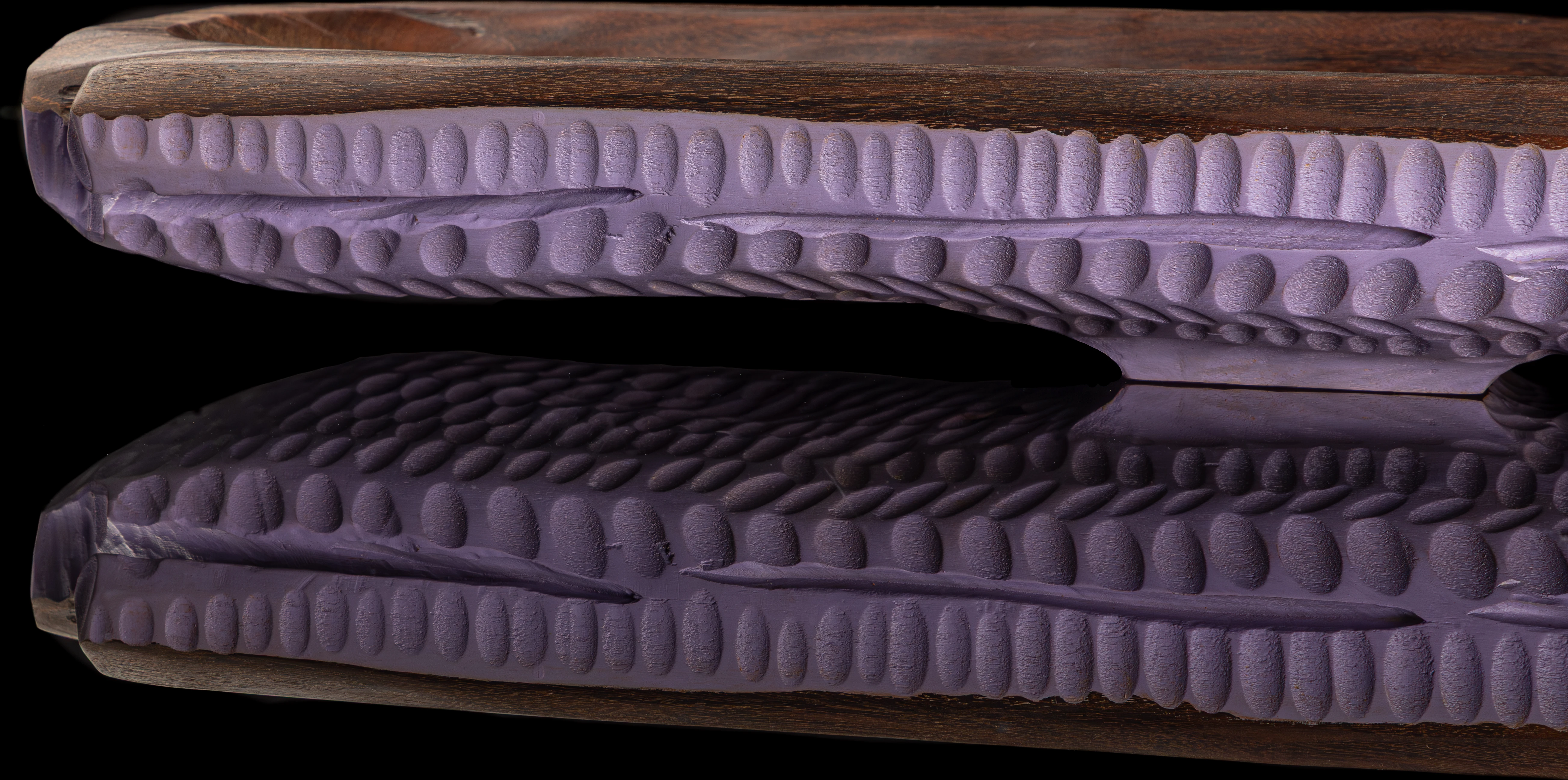 Terceiro Fôlego — a pele lavanda entalhada com seu reflexo espelhado